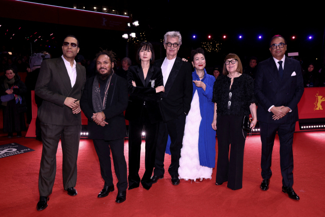 제76회 베를린국제영화제 경쟁 부문 심사위원인 배우 배두나(왼쪽 세 번째)가 21일(현지시간) 열린 폐막식에서 빔 벤더스 위원장 등 심사위원단과 함께 포즈를 취하고 있다. 로이터연합뉴스