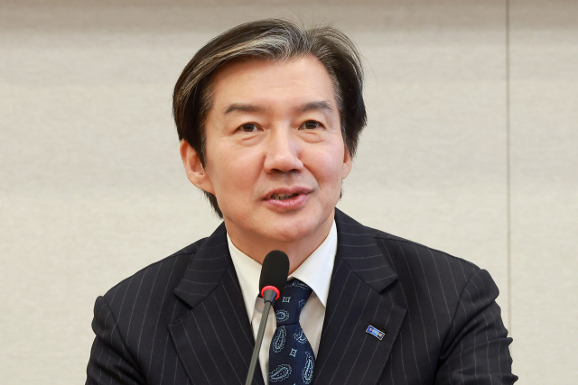 조국혁신당 조국 대표가 20일 국회에서 열린 물리치료사·공공어린이재활병원 장애인가족 단체 입당식에 참석해 환영사하고 있다. 연합뉴스