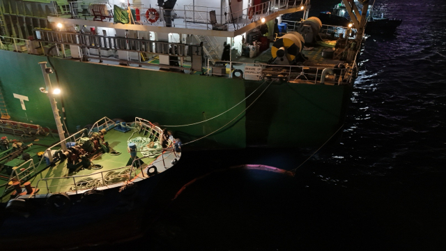 21일 오후 6시 20분께 영도구 부산항대교 인근 오토캠핑장 앞 바다에서 7727t급 필리핀 국적 화물선이 급유선을 통해 기름을 넣던 중 기름 200L가 유출됐다. 부산해양경찰서 제공