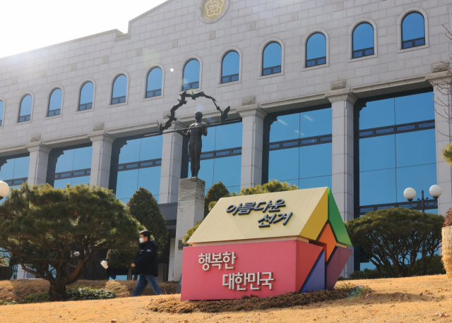 22일 과천 중앙선거관리위원회에서 시민이 선관위 간판 앞을 지나고 있다. 전국에서 6월 3일 동시에 실시되는 제9대 지방선거가 23일로 100일 앞으로 다가왔다. 최대 10여곳의 국회의원 재·보궐선거와 같이 치러지는 이번 지방선거는 작년 6월 이재명 정부가 출범한 이후 처음 진행되는 전국 단위 선거로 이재명 정부에 대한 중간 평가 성격이자 2028년 총선과 2030년 대선으로 이어지는 향후 정국의 향배를 보여줄 풍향계가 될 전망이다. 연합뉴스