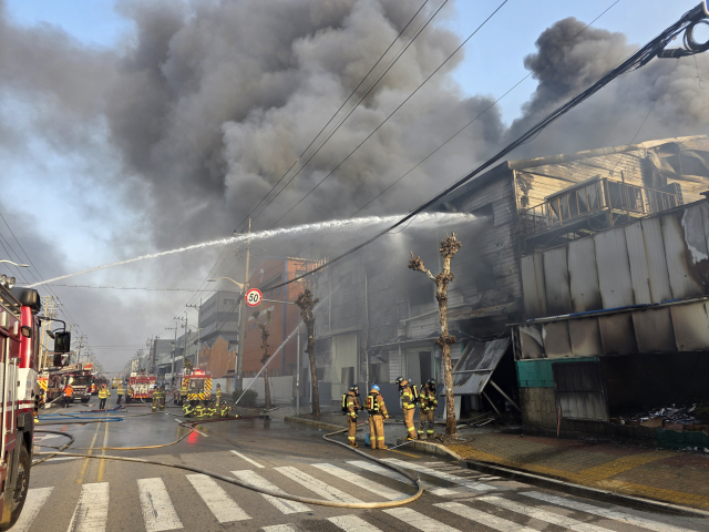 부산 강서구 송정동 공장에서 난 불로 발령된 소방 대응 2단계가 1단계로 하향 조정됐다. 부산소방재난본부 제공