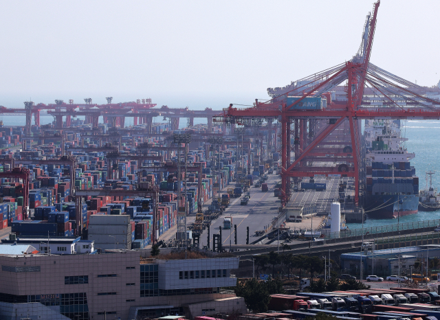 22일 오후 부산항 신선대부두에 컨테이너가 가득하다. 도널드 트럼프 미국 대통령이 한국을 비롯한 세계 각국에 부과한 이른바 '상호관세'가 20일(현지시간) 미 연방 대법원의 위법 판결로 무효화했다. 트럼프 대통령은 대법원 판결 뒤 백악관에서 개최한 기자회견에서 무역법 122조에 근거해 전 세계에 10% 추가 관세를 부과하겠다고 밝힌 뒤 곧바로 미 동부시간 24일 0시 1분부터 해당 관세가 발효하도록 하는 포고문을 냈다. 연합뉴스