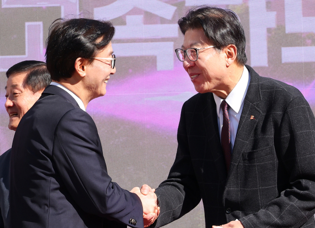 6.3 지방선거 부산시장 후보로 유력한 박형준 부산시장과 전재수 더불어민주당 의원이 지난 9일 열린 ‘만덕~센텀 도시고속화도로 개통식’에서 만나 인사를 나누고 있다. 정종회 기자 jjh@