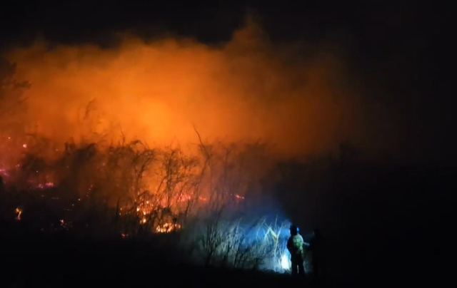 22일 오후 7시 22분께 강원 고성군 토성면 인흥리에서 산불이 나 불길이 번지고 있다. 연합뉴스