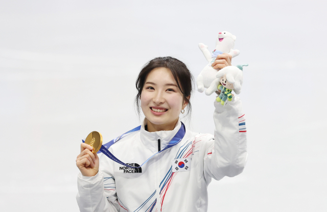 20일(현지시간) 이탈리아 밀라노 아이스스케이팅 아레나에서 열린 2026 밀라노-코르티나담페초 동계올림픽 쇼트트랙 여자 1500m 결승에서 1위한 김길리가 금메달을 목에 걸고 미소짓고 있다. 연합뉴스