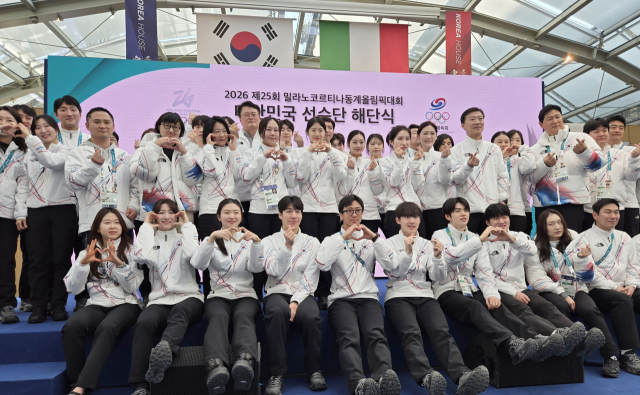 22일(현지시간) 이탈리아 밀라노 코리아하우스에서 열린 2026 밀라노·코르티나담페초 동계올림픽 대한민국 선수단 해단식에서 유승민 대한체육회장, 이수경 선수단장, 김택수 선수부단장 겸 선수촌장 등 선수들이 기념촬영을 하고 있다. 연합뉴스