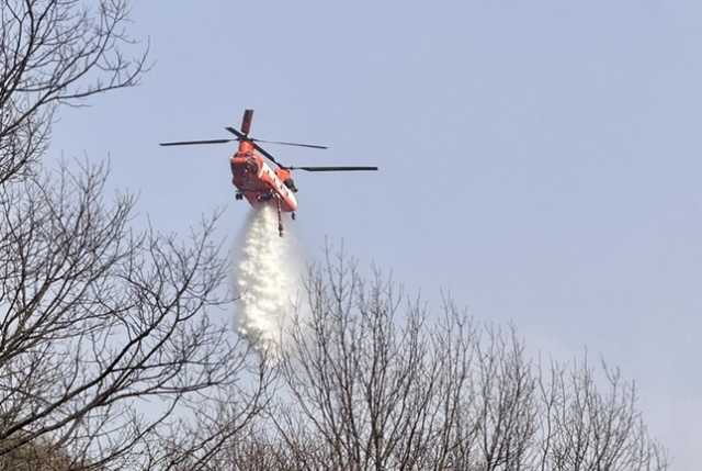 산림청 산불진화헬기가 함양 산불현장에서 진화작업을 하고 있다. 산림청 제공