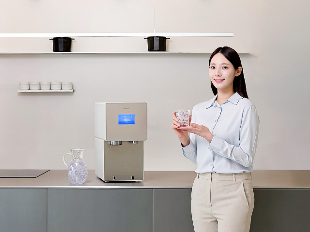삼성전자 모델이 하루 최대 8kg의 강력한 제빙 성능을 갖춘 ‘비스포크 AI 얼음정수기’ 신제품을 소개하고 있다.삼성전자 제공