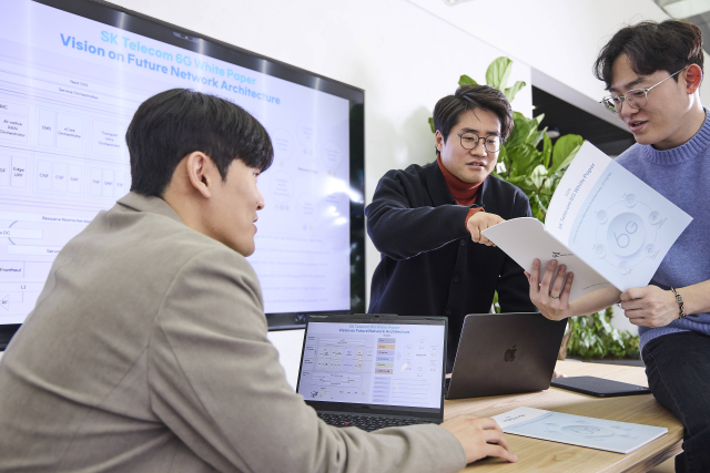 6G 백서 연구와 집필에 참여한 SK텔레콤 구성원들의 모습. SK텔레콤 제공