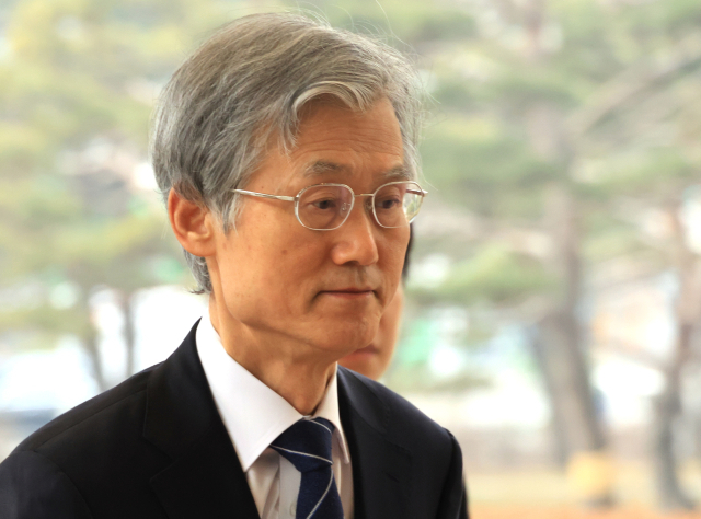 조희대 대법원장이 13일 서울 서초구 대법원으로 출근하고 있다. 연합뉴스