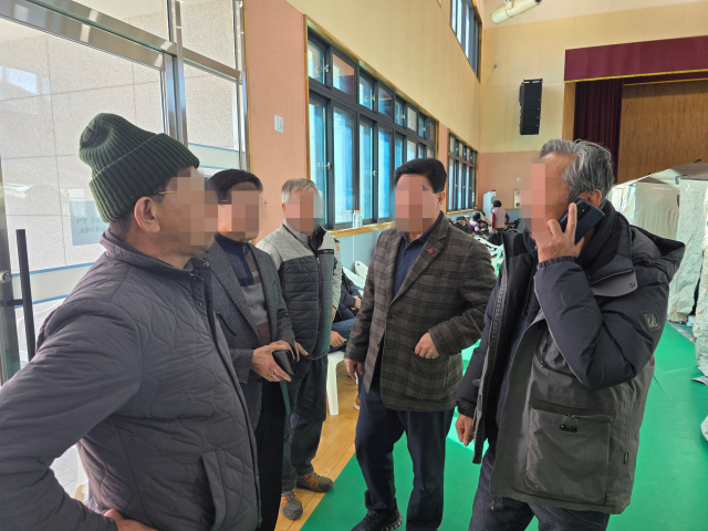 23일 함양군 유림면 어울림체육관에서 주민들이 모여 산불 현장 상황을 파악하고 있다. 김현우 기자