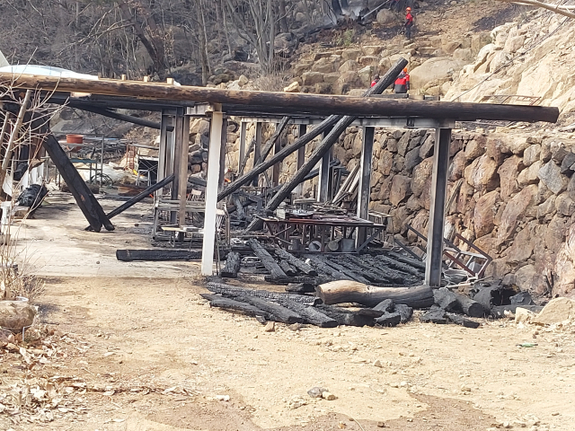 23일 경남 함양군 휴천면 견불마을에 산불이 확산하면서 짓고 있던 집 한 채가 불에 탔다. 김현우 기자