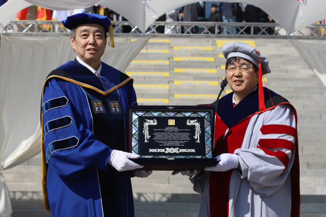 부산외국어대학교 명예 박사학위 수여 관련 사진