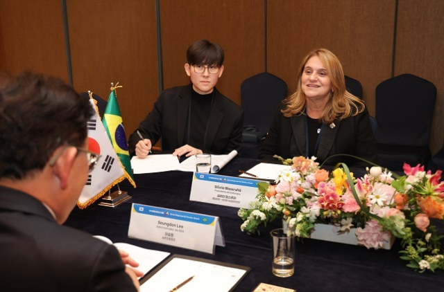 실비아 마스루하 브라질 농업연구청장과 면담하고 있는 이승돈 농촌진흥청장. 농촌진흥청 제공
