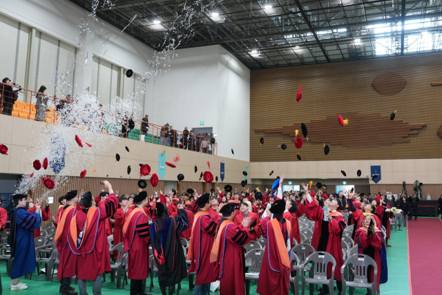 2026학년도 UNIST 졸업생들이 학사모를 위로 던지며 졸업을 자축하고 있다. UNIST 제공