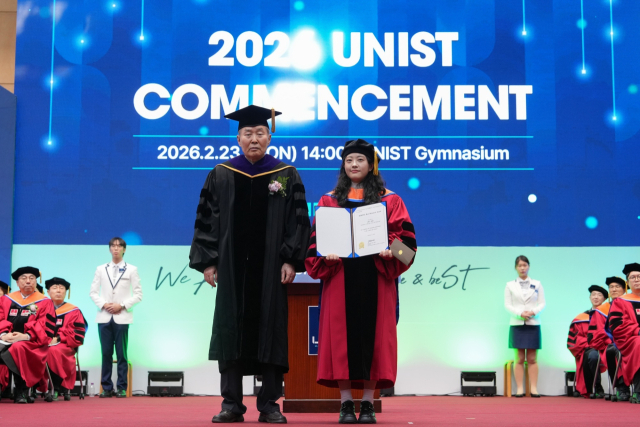 조무제(왼쪽) UNIST 초대 총장과 유지수 대학원생(신소재공학과)이 예봉상 수상 기념촬영을 하고 있다. UNIST 제공