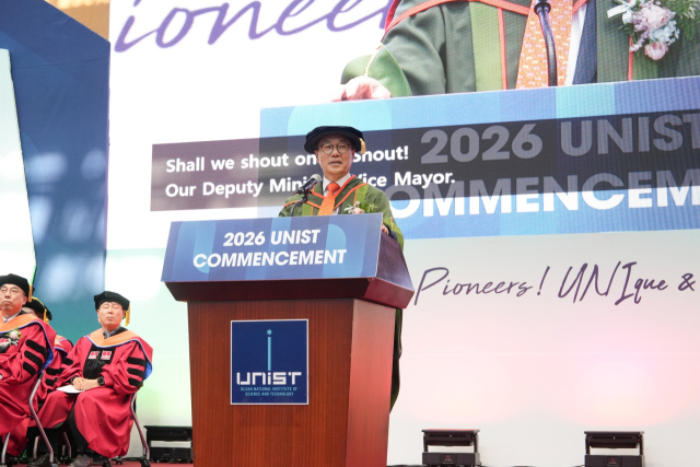 박종래 UNIST 총장이 UNIST 학위수여식사를 전하고 있다. UNIST 제공