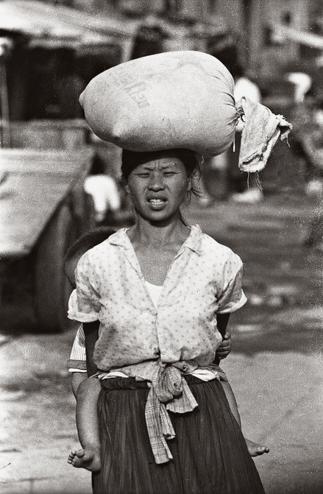 최민식 작가의 사진집 <인간(HUMAN)>의 15집이 출간되며 이 시리즈가 완결됐다. 사진집에 실린 사진. 눈빛출판사 제공