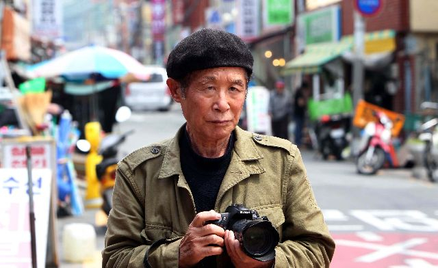 고 최민식 사진 작가의 촬영 모습. 부산일보DB