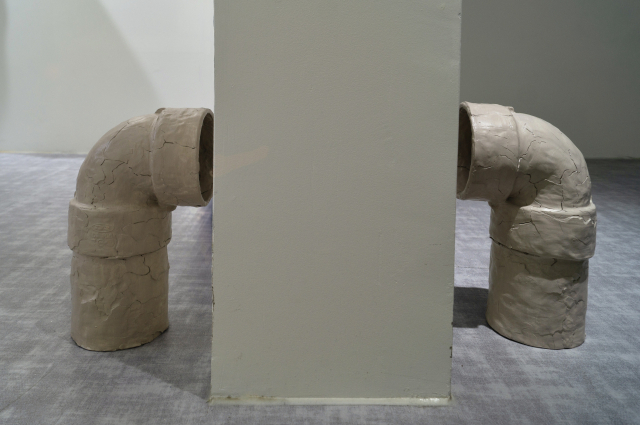 이유진, 맹신 (+1)과 불신(-1), 2026. PVC 파이프, 흙, 아크릴 구아슈. 낭만시간연구소 제공