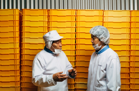 수산 제조 부문 유일한 명장인 장석준 전 덕화푸드 대표와 수산 제조 기술 분야 명인에 선정된 아들 장종수 대표. 덕화푸드 제공