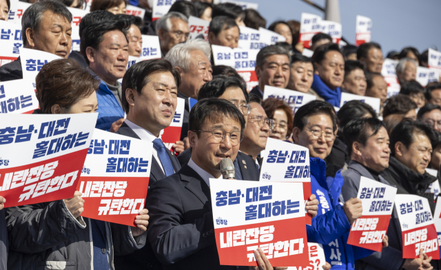 더불어민주당 한병도 원내대표가 23일 국회 본청 앞에서 민주당이 주최한 충남·대전 미래 말살 국민의힘 규탄대회에 참석해 발언하고 있다. 연합뉴스
