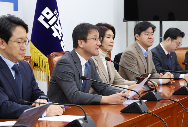 더불어민주당 한병도 원내대표가 24일 국회에서 열린 원내대책회의에서 이날 오후 열릴 예정인 본회의에 상정할 법안에 대해 말하고 있다. 연합뉴스