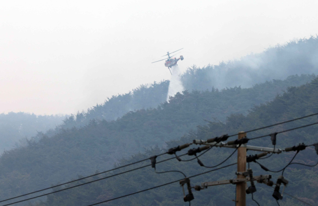산불 진화 헬기가 24일 오전 경남 밀양시 삼랑진읍에서 산불 진화 작업을 하고 있다. 연합뉴스