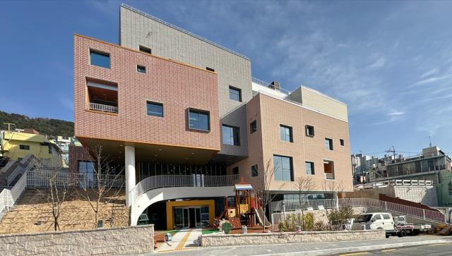 지역 어린이집을 종합 관리하고 각종 프로그램을 제공하는 육아종합지원센터가 다음 달 부산 영도구에도 들어선다. 사진은 영도 육아종합지원센터 전경. 영도구청 제공