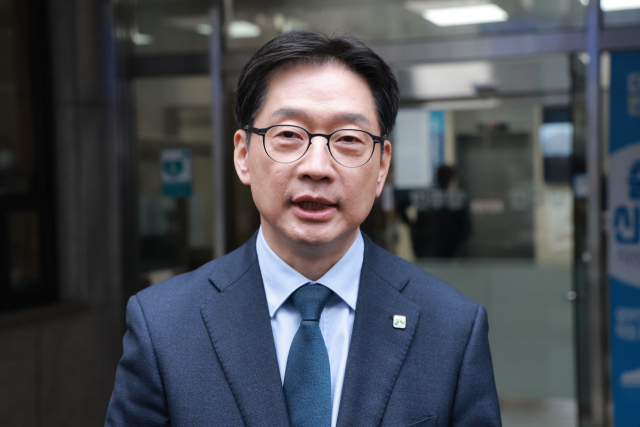 6·3 지방선거 경남도지사에 도전하는 김경수 지방시대위원장이 24일 서울 영등포구 여의도 더불어민주당 중앙당사에서 열린 광역단체장 후보 면접을 마친 후 취재진과 인터뷰하고 있다. 연합뉴스