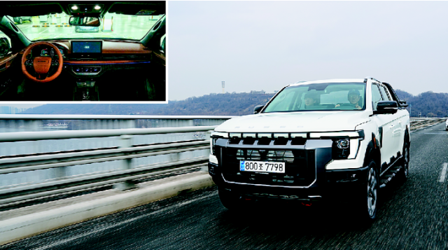 KG모빌리티 픽업트럭 ‘2026년형 무쏘’의 주행 모습과 내부. KGM 제공