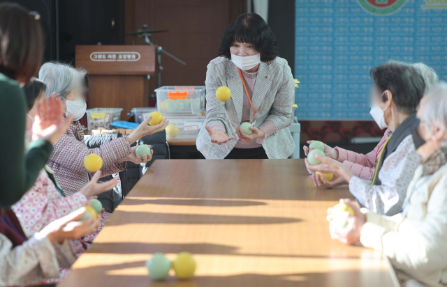 다음 달 고령 환자와 장애인을 대상으로 하는 돌봄통합지원법이 시행되지만 부산의 경우 전담 인력 채용이 늘어난 인건비 예산에 비해 턱없이 부족한 것으로 확인됐다. 사진은 부산 남구 한 요양병원에서 치매 환자 등을 대상으로 수업을 진행하는 노긴 교구 지도사의 모습. 이재찬 기자 chan@