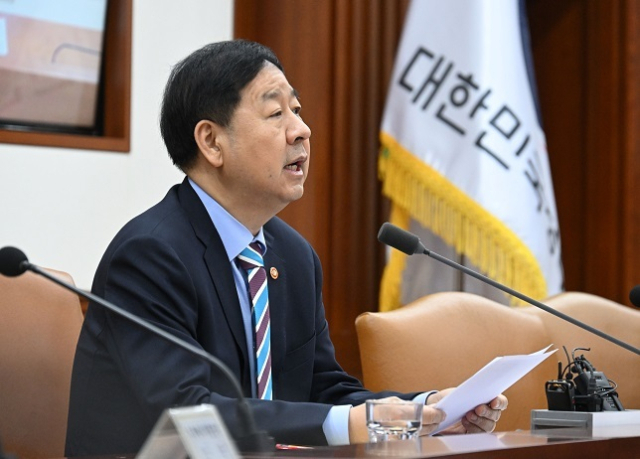 구윤철 부총리 겸 재정경제부 장관이 2월 25일 정부서울청사에서 열린 경제관계장관회의 겸 산업경쟁력강화 관계장관회의를 주재하면서 모두발언을 하고 있다. 재경부 제공