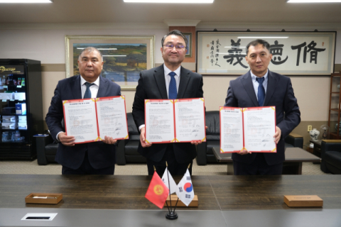 동의과학대학교-비슈케크 음악사범대학교-오쉬국립사범대학교‘국제 교육협력체계 구축을 위한 3자 공동협력’ 협약 체결 모습.