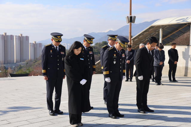 김종철(가운데) 경남경찰청장이 25일 창원시 마산회원구 국립3.15민주묘지를 참배하고 있다. 경남경찰청 제공
