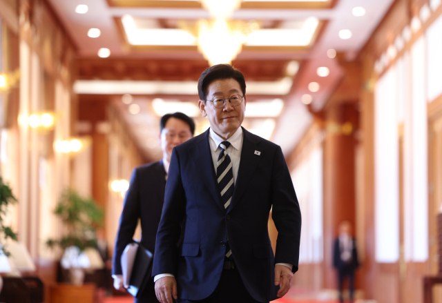 이재명 대통령이 25일 청와대에서 열린 확대국가관광전략회의에 입장하고 있다. 연합뉴스