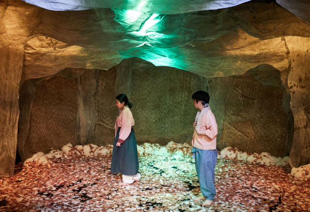 최인훈 희곡 '봄이 오면 산에 들에' 2022년 공연 모습. 공간소극장 전상배 연출이 4년 만에 다시 창작해 무대에 올린다. 공간소극장 제공