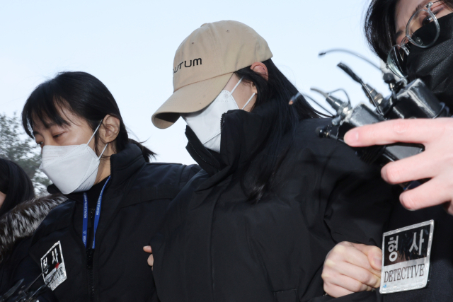 서울 강북구 수유동 모텔에서 남성 2명을 숨지게 한 혐의를 받는 20대 여성 김 모 씨가 12일 서울북부지법에서 영장실질심사를 받기 위해 출석하고 있다. 경찰에 따르면 김 씨는 지난 9일 강북구 수유동의 한 모텔에서 20대 남성 A 씨에게 약물이 든 음료를 건네 숨지게 한 혐의를 받는다. 연합뉴스