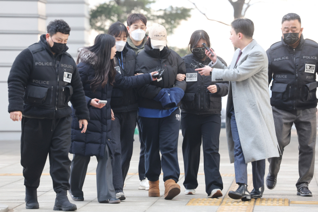 서울 강북구 수유동 모텔에서 남성 2명을 숨지게 한 혐의를 받는 20대 여성 김 모 씨가 12일 서울북부지법에서 영장실질심사를 받기 위해 출석하고 있다. 경찰에 따르면 김 씨는 지난 9일 강북구 수유동의 한 모텔에서 20대 남성 A 씨에게 약물이 든 음료를 건네 숨지게 한 혐의를 받는다. 연합뉴스