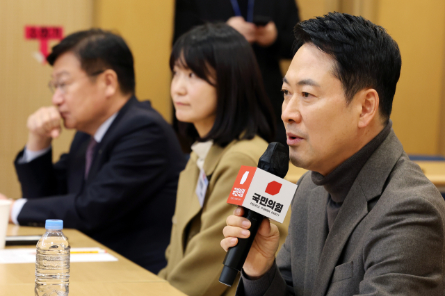 국민의힘 장동혁 대표가 25일 서울 양천구 해누리타운에서 열린 부동산정책 정상화 특별위원회에서 특위 위원, 지역 주민들과 간담회를 갖고 있다. 연합뉴스