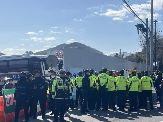 25일 오후 센텀2지구 도시첨단산업단지 착공식 행사장 입구 도로에서 반여동 반여우회도로 폐도 반대 추진위원회가 집회를 열었다. 양보원 기자