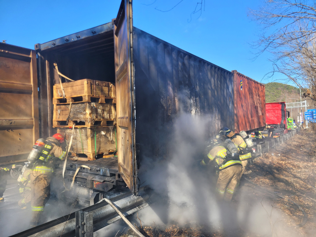 25일 함안군 남해고속도로 부산방향 함안2터널로 진입하던 트레일러에서 화재가 발생해 소방관들이 진압 작업을 벌이고 있다. 경남소방본부 제공