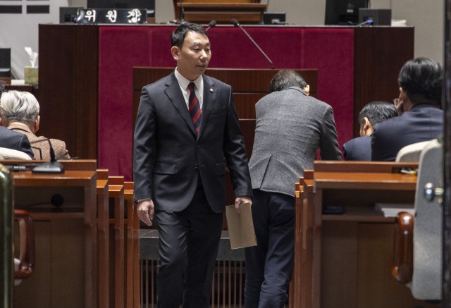 더불어민주당 법사위 간사인 김용민 의원이 25일 국회에서 열린 비공개 의원총회에 참석해 이동하고 있다. 민주당은 무제한 토론 중인 본회의에서 표결을 통해 3차 상법개정안을 처리한 뒤, 사법개혁안 중 형법 개정안을 상정할 예정이다. 연합뉴스