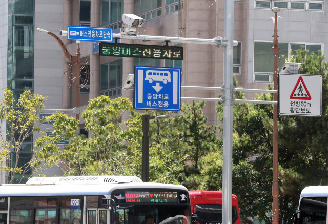 부산 해운대구에 설치된 교통 단속 카메라. 김종진 기자 kjj1761@