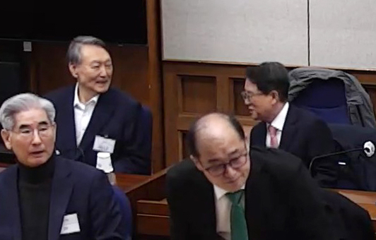 윤석열 전 대통령이 2월 19일 서초구 서울중앙지방법원에서 열린 12·3 비상계엄 관련 내란 우두머리 혐의 1심 선고공판에 출석해 있다. 이날 서울중앙지법 형사합의25부는 윤 전 대통령에게 무기징역을 선고했다. 연합뉴스