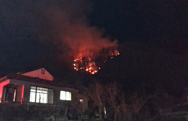 25일 오후 경북 영주시 안정면 용산리 야산에 공군 전투기가 추락하면서 산불이 발생하고 있다. 연합뉴스