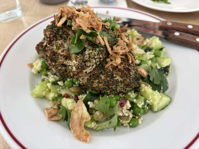 '에케' 1층 A호에 위치한 브런치 카페 ‘치즈치즈치즈’에서 맛볼 수 있는 샐러드. 김은영 기자 key66@