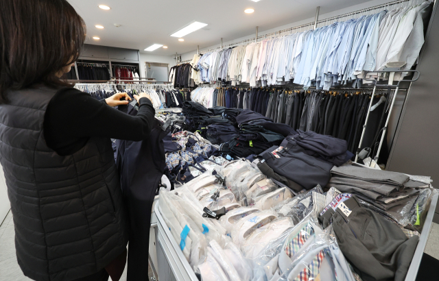 관내 학교와 졸업생에게 교복을 기증받아 필요로 하는 주민에게 저렴하게 판매하는 서울 송파구 '나눔교복매장'에서 지난 23일 관계자가 교복 등을 정리하고 있다. 연합뉴스