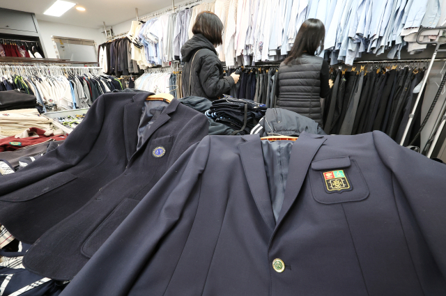 관내 학교와 졸업생에게 교복을 기증받아 필요로 하는 주민에게 저렴하게 판매하는 서울 송파구 '나눔교복매장'을 찾은 학부모가 교복 등을 살펴보고 있다. 연합뉴스