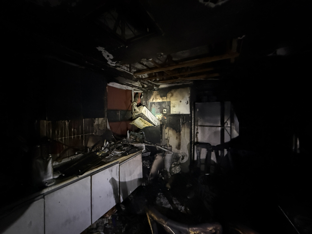 25일 오후 부산 부산진구의 한 오피스텔에서 불이 나 3명이 다쳤다. 부산소방재난본부 제공